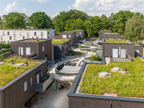 Der Gebäudekomplex der Baugemeinschaft „gemeinsam größer II“ mit Gründächern ist Teil der ökologischen Mustersiedlung im Prinz Eugen Park in München. Die Gebäude der gesamten Mustersiedlung speichern in der Holz-Konstruktion mehr als 12.500 t CO₂. 
Foto: Andreas Knoblauch
