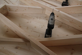 Vorteil dieser Holzkonstruktion: Auch kleine und mittlere Unternehmen können die Segmente in ihren Zimmereien vorfertigen und dann an der Baustelle zusammenfügen. Foto: Flex@HTWK Leipzig