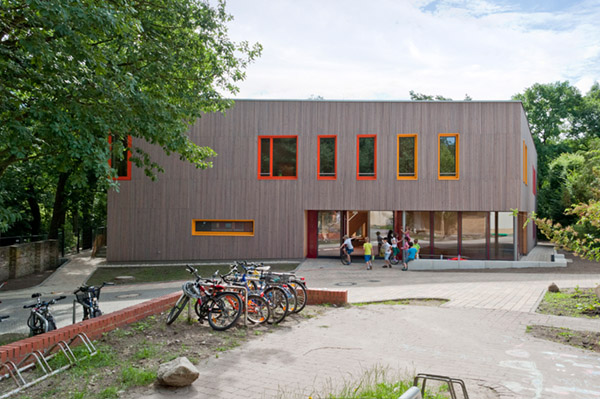 Eingangsbereich des Schulgebäudes Bildquelle: Freitag-Hartmann-Sinz Architekten (aus HolzbauPlusWettbewerb 2016)